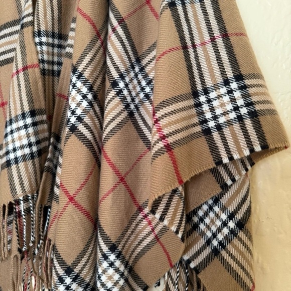 Beautiful Cape/shawl - Picture 3 of 4